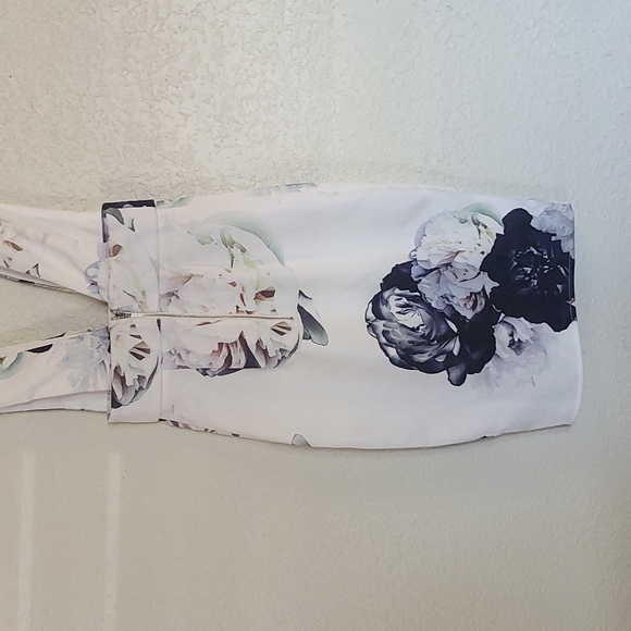 Like New! Tiger Mist Floral Plunge Dress - Picture 5 of 11